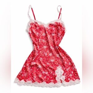 Victoria secret
Medium Floral Lace Trim Chemise - Red